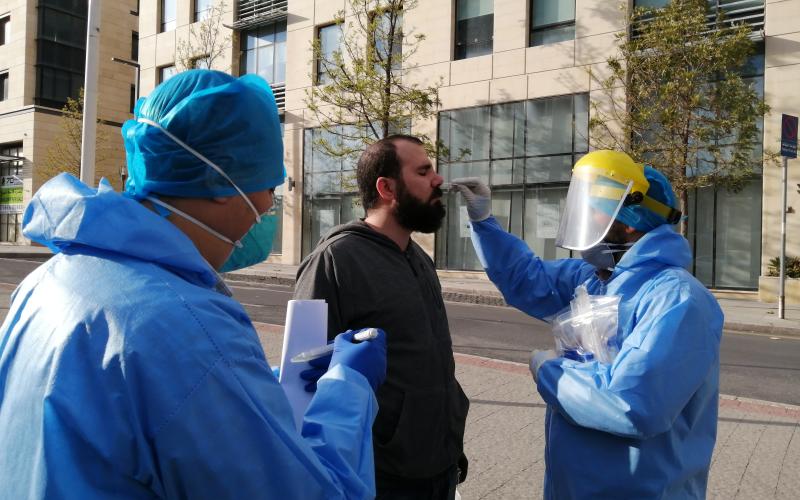 فريق استقصاء وبائي يأخذ عينات عشوائية في العبدلي بعمان (عمان نت-أغيد أبو زايد 14/4/2020)