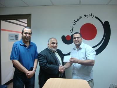 الرابح محمد مهيزع يتسلم الجائزة من جواد سليمان 