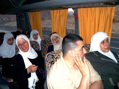 ‫بيان فخري وزوجها ونيفين عجارمة والحاجة ام انس وفي الخلف المهندسة زينة عطا والمحامية ليلى عطا‬