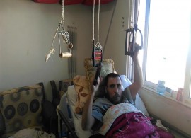 أبو أحمد.. إصرار على الحياة بجسد متهالك