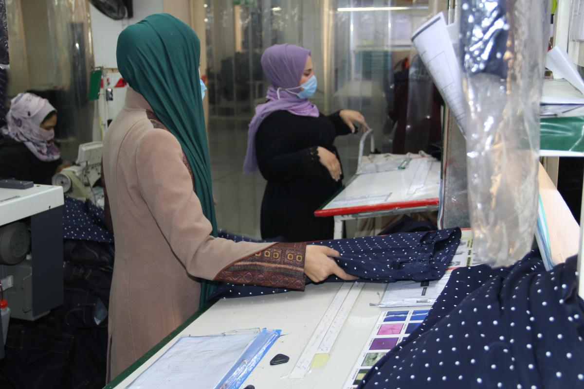 عاملات في مصنع الألبسة في عنجرة