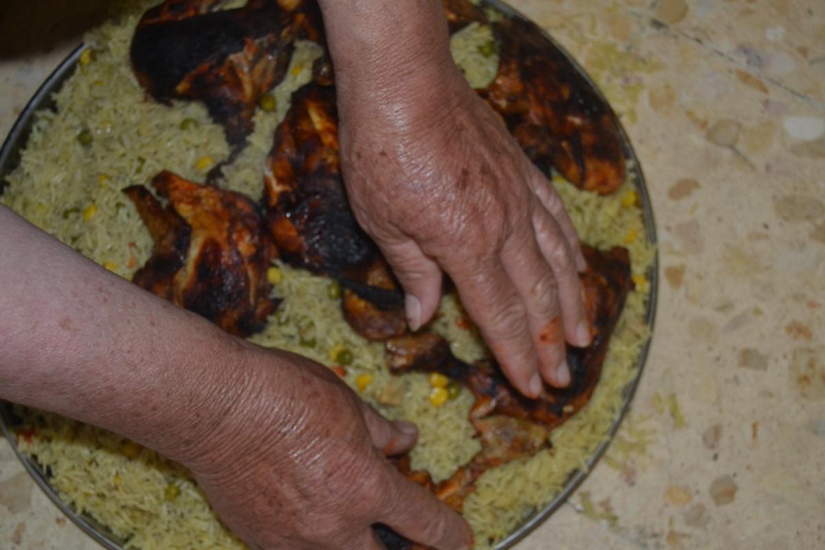 أم أحمد تحضر وجبة الغداء 