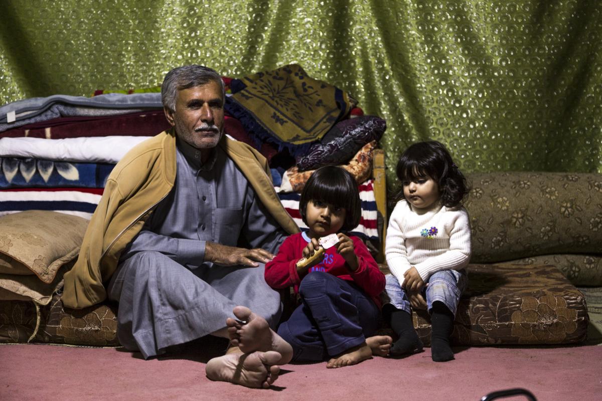 ميرخان مع اثنتين من حفيدات