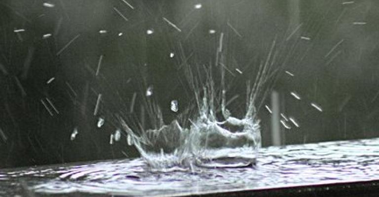 طقس حار وزخات من المطر مساءً