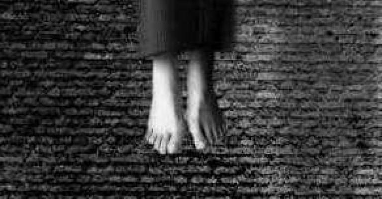 مؤذن سعودي يوصي بممتلكاته لمسجده وينتحر شنقاً مؤذن سعودي يوصي بممتلكاته لمسجده وينتحر شنقاً