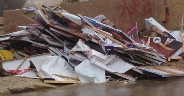 امانة عمان تزيل الدعاية الانتخابية المتطايرة نتيجة الريح 