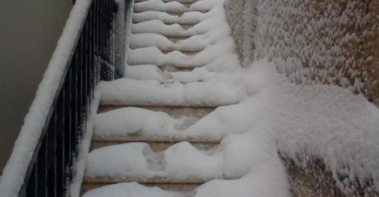 ثلوج تصعد الدرج 