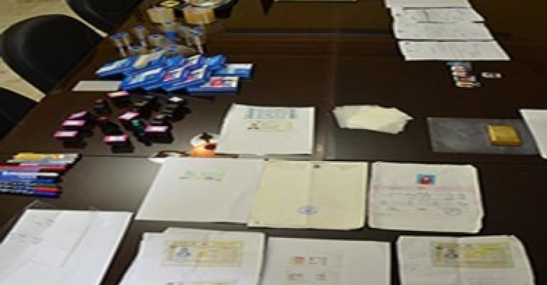 الامن يكشف قضيتي بيع وشراء وتزوير بطاقات انتخابية الامن يكشف قضيتي بيع وشراء وتزوير بطاقات انتخابية