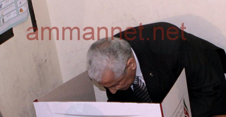 رئيس الوزراء عبد الله النسور يدلي بصوته- عدسة نادر داود 