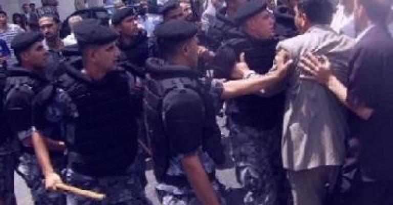 اقتحام مركز اقتراع ثالثة الكرك ومسيل دموع في الخامسة اقتحام مركز اقتراع ثالثة الكرك ومسيل دموع في الخامسة