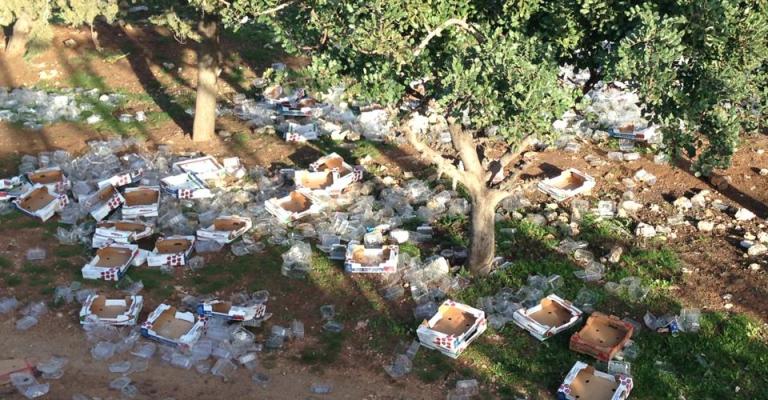 مخلفات الباعة المتجولين على طريق المطار- عدسة عبدالله المبيضين/فيسبوك 