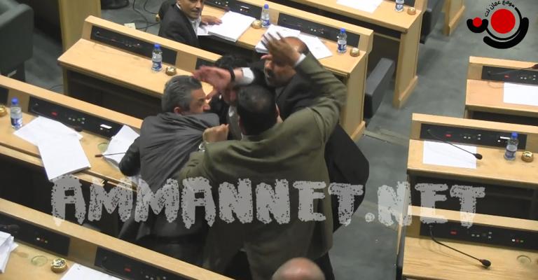 السعود يلكم ابو رمان على وجهه تحت القبة -فيديو السعود يلكم ابو رمان على وجهه تحت القبة -فيديو