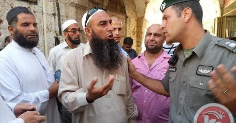 عشرات المستوطنين يقتحمون ساحات الاقصى وشرطة الاحتلال تعتقل 7 شبان