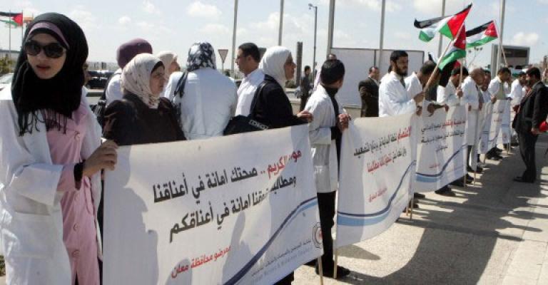 "الممرضين" تلوح بالتصعيد