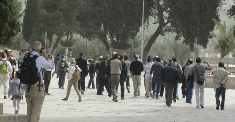 مستوطنون متطرفون يقتحمون الأقصى وسط حالة من التوتر