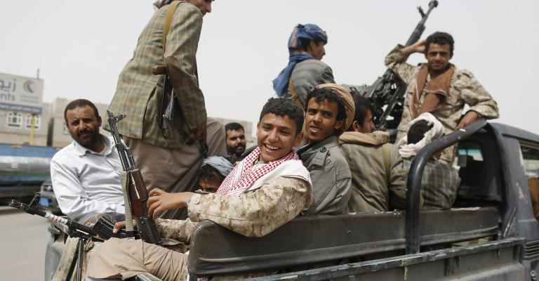 حشود عسكرية موالية لهادي تزحف نحو عدن حشود عسكرية موالية لهادي تزحف نحو عدن