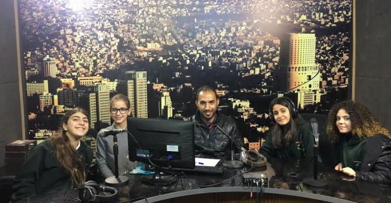 طالبات في المرحلة الإعدادية يقمن بتدوير البلاستيك طالبات في المرحلة الإعدادية يقمن بتدوير البلاستيك