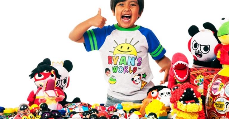 طفل يكسب 22 مليون دولار من "يوتيوب".. تفاصيل