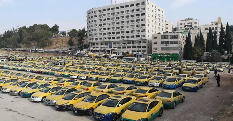 سائقو تاكسي يعتصمون أمام النواب