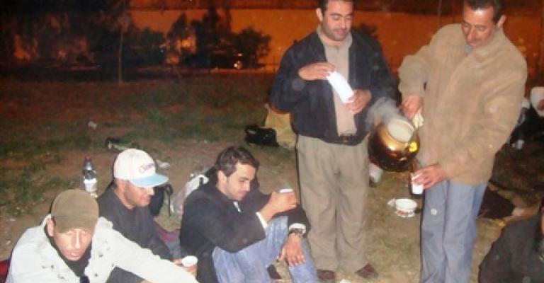 عمال يفترشون الساحة المقابلة للديوان الملكي