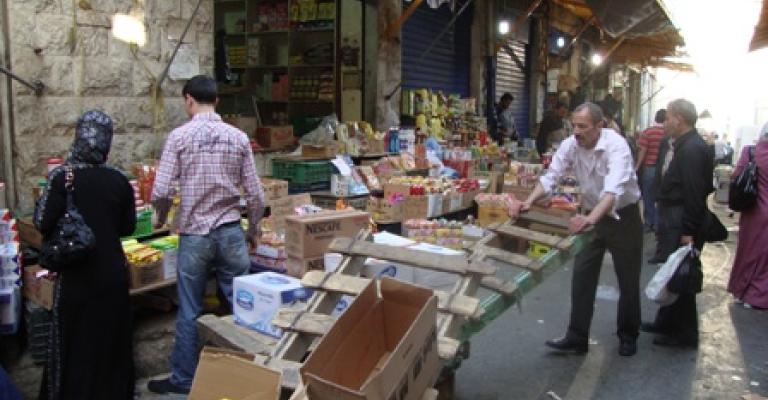 عمال المحلات التجارية..نظام سخرة عابر للقوانين 