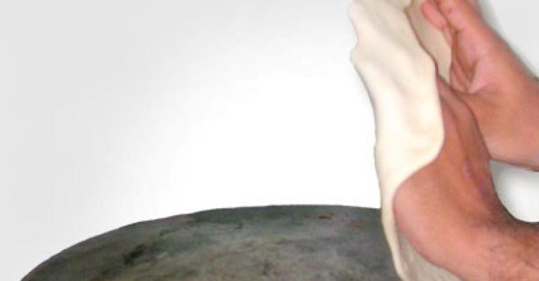 الخرساء يسرى تنطق بإبداع صناعة الخبز العربي (فيديو)