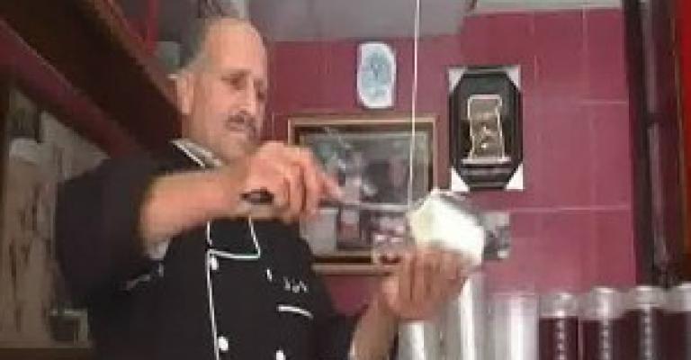 طبق القشطة بالعسل من صنيع حلبي.. فيديو طبق القشطة بالعسل من صنيع حلبي.. فيديو