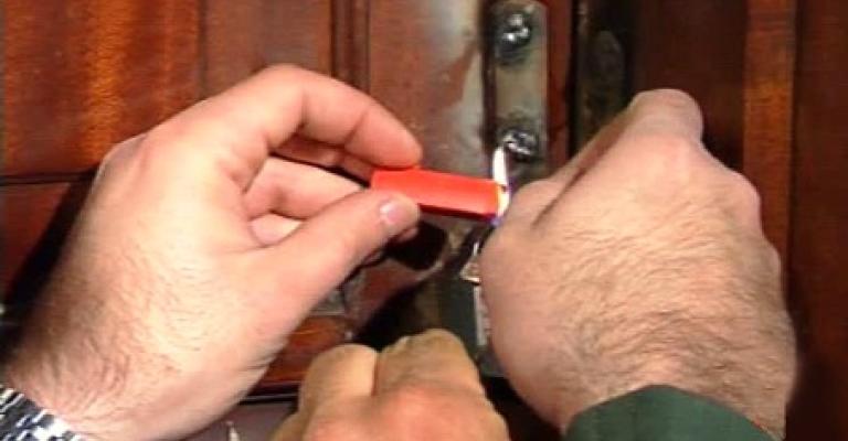 المزار الجنوبي: إغلاق محل بالشمع الأحمر وبداخله شاب