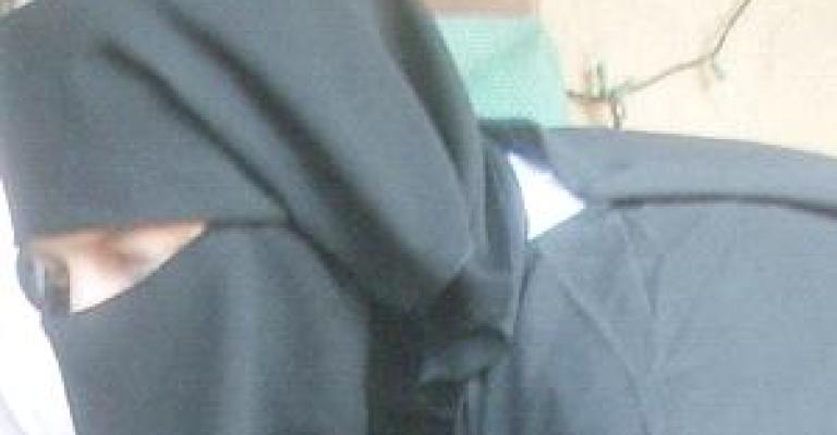 القبض على لص متنكرا بزي نسائي القبض على لص متنكرا بزي نسائي