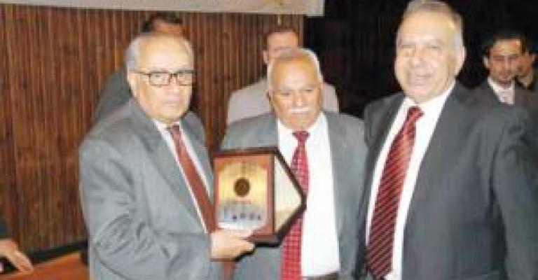 تكريم الأستاذ علي محافظة تكريم الأستاذ علي محافظة