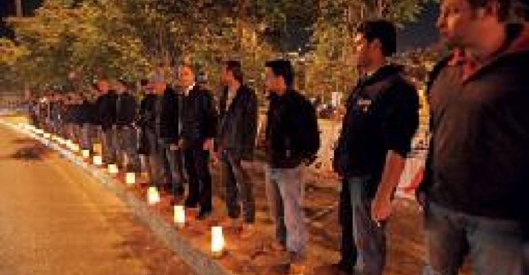 اعتصام بالشموع لمفصولي atv أمام الديوان الملكي اعتصام بالشموع لمفصولي atv أمام الديوان الملكي