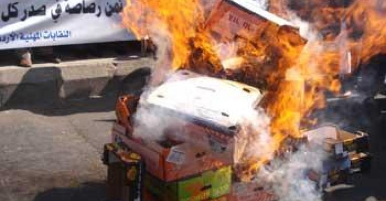 مهرجان وطني " لحرق كراتين الخضار والفواكه الإسرائيلية" 