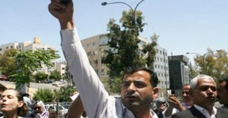 الدرك يفض اعتصام المياومة بالقوة .. (فيديو)