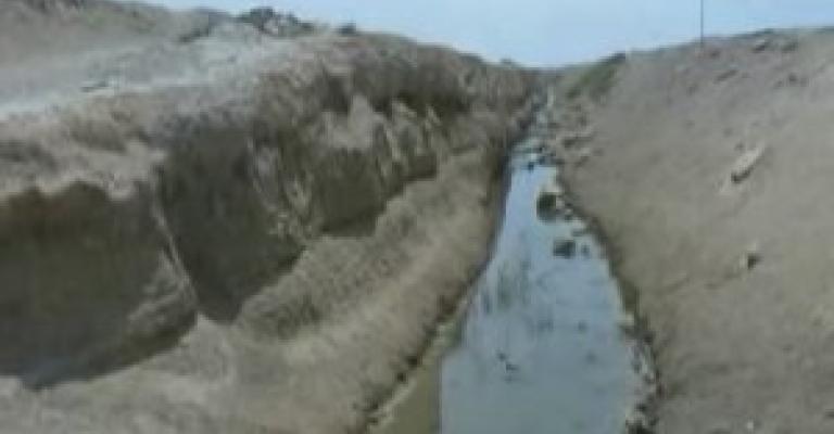 مهارب مائية للصرف الصحي تفصل أحياء سكنية في دير علا (فيديو)