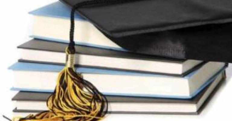 الناقدة فريحات أستاذة مشاركة الناقدة فريحات أستاذة مشاركة