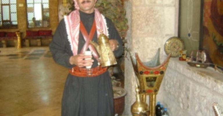 أبو صياح يخفف ثقل المعدة بفنجان السادة( فيديو)