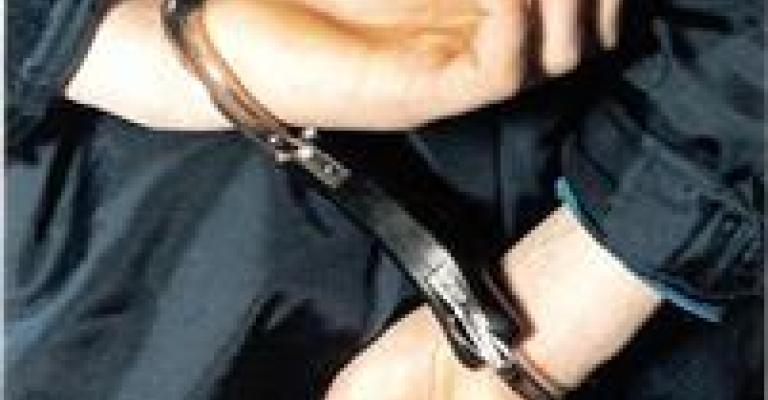 القبض على عصابة صورت شخصا عاريا لغاية ابتزازه