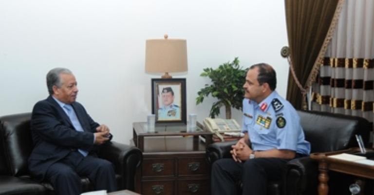 وزير الداخلية يهنئ مدير الامن العام حسين المجالي