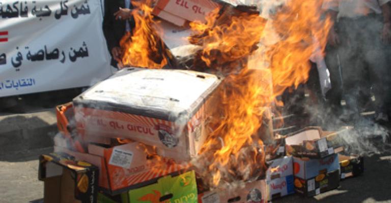 إشهار فتوى تحرم التعامل مع البضائع الإسرائيلية إشهار فتوى تحرم التعامل مع البضائع الإسرائيلية