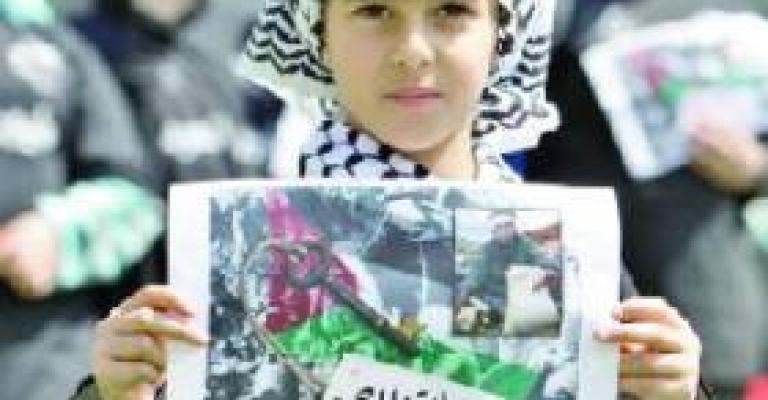 أطفال المخيمات يشكلون جدارية "عائدون" أمام الأمم المتحدة