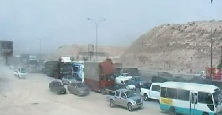 أهالي الفاخورة يغلقون اتوستراد الزرقاء احتجاجا على تجريف أرض (فيديو)