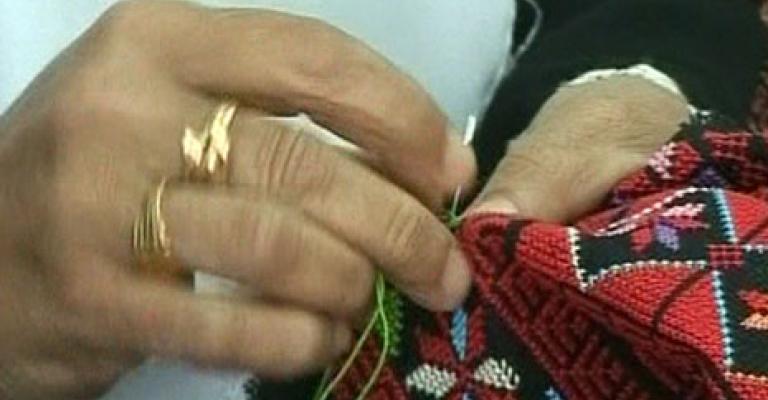 نساء سلاحهن التطريز في الحفاظ على حق العودة (فيديو) نساء سلاحهن التطريز في الحفاظ على حق العودة (فيديو)