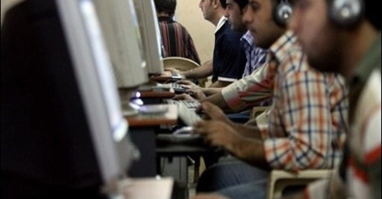 الانترنت المنزلي يهدد مقاهي الانترنت بالإغلاق (فيديو)