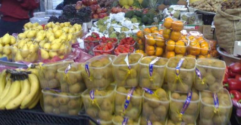 تجار يؤجرون بسطاتهم للعمالة الوافدة (فيديو) تجار يؤجرون بسطاتهم للعمالة الوافدة (فيديو)