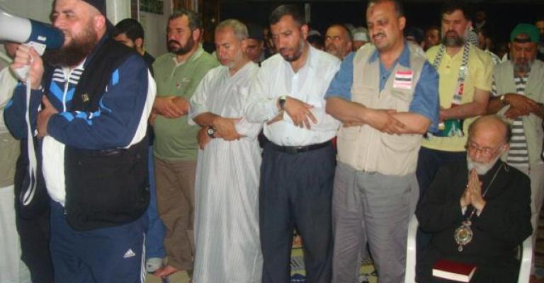 أخر صورة للمطران كبوتشي يصلي مع مسلمي أسطول الحرية