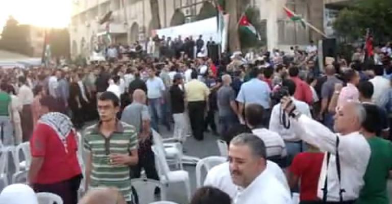 مشاجرة بعصي الاعلام في مهرجان غضبة الأحرار..فيديو مشاجرة بعصي الاعلام في مهرجان غضبة الأحرار..فيديو