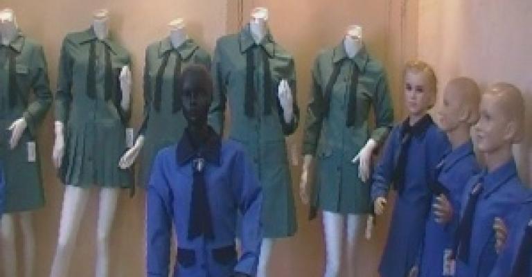 أصحاب مصانع أزياء يحتجون على تغيير الزي المدرسي ..فيديو