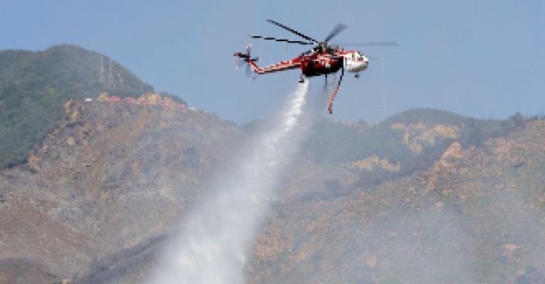 فرق إطفاء أردنية إسرائيلية تتعامل مع حريق بالمنطقة الحدودية فرق إطفاء أردنية إسرائيلية تتعامل مع حريق بالمنطقة الحدودية