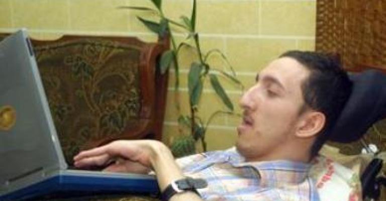 يرتجل المقالات رغم شلل أطرافه يرتجل المقالات رغم شلل أطرافه