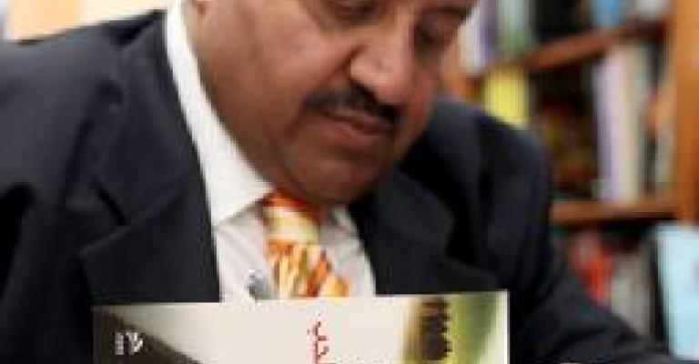 توفيق يوقع الطبعة الثانية لرواياته توفيق يوقع الطبعة الثانية لرواياته